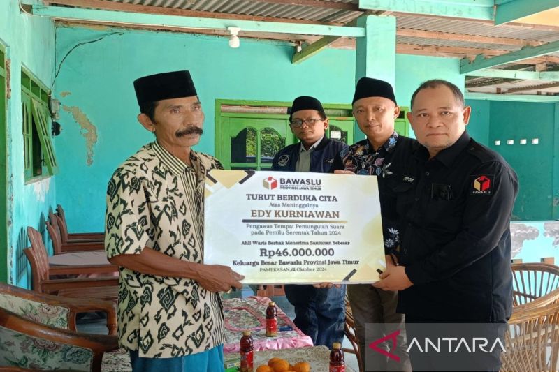 Bawaslu Berikan Santunan kepada Keluarga Pengawas TPS yang Meninggal
