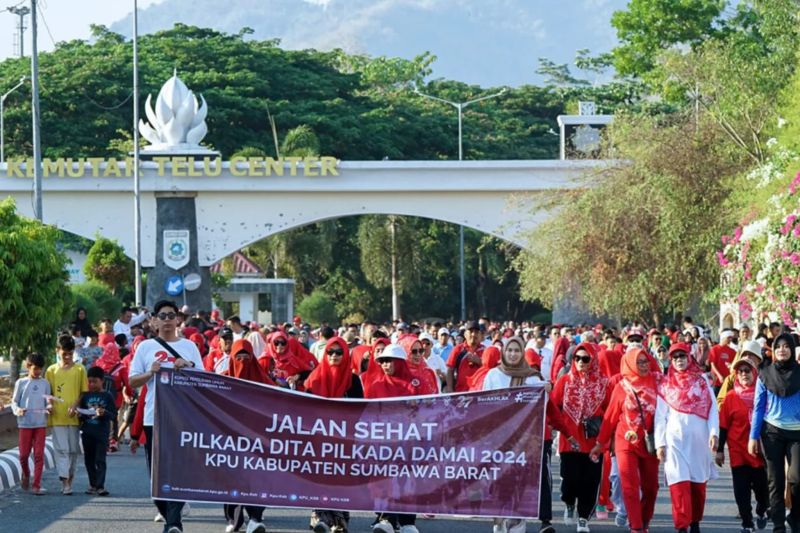 KPU Sumbawa Barat Gelar Jalan Sehat Ajak Pilkada Damai dan Sehat