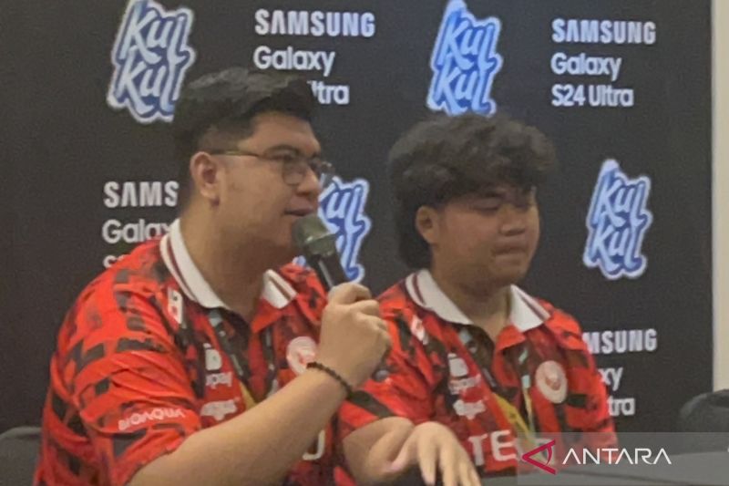 Pelatih Bigetron Delta Christian Jonathan (kiri) bersama pemain Bigetron Delta Rapik "Kojaa" Hidayat dalam temu media di Grand Finals Free Fire World Series Southeast Asia (FFWS SEA) 2024 Fall di Surabaya Convention Center, Pakuwon Trade Center, Surabaya, Jawa Timur, Minggu (13/10/2024). (ANTARA/Arindra Meodia)