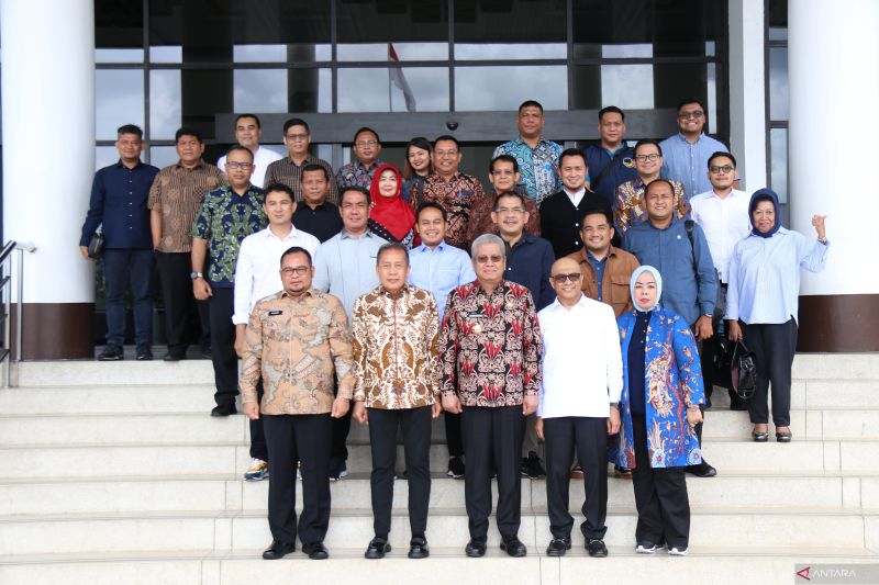 Pj Gubernur Kalbar, Harisson bersama sejumlah kepala dinas saat menerima kunjungan kerja Wakil Ketua DPR RI, Saan Mustopa, bersama sejumlah anggota di Balai Petitih, Kantor Gubernur Kalbar, Minggu. (ANTARA/Rendra Oxtora)