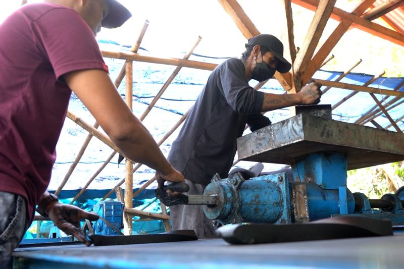 Pemuda Lumajang Kembangkan Usaha Ekspor Arang Briket dari Limbah Kelapa