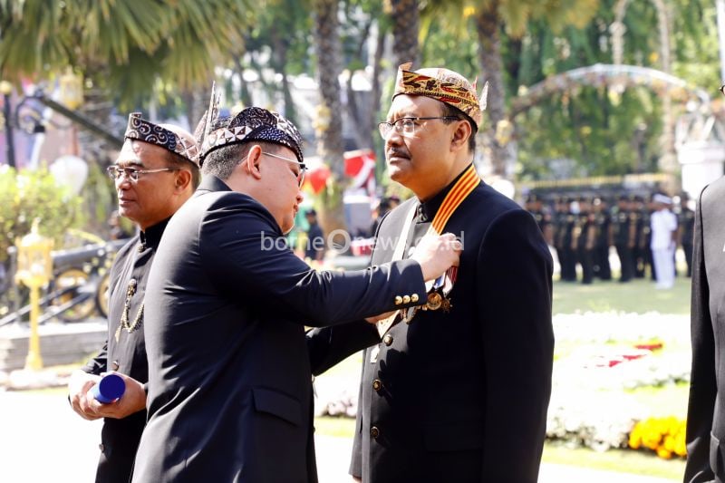 Menteri Sosial Terima Penghargaan JBMB Emas dari Jatim