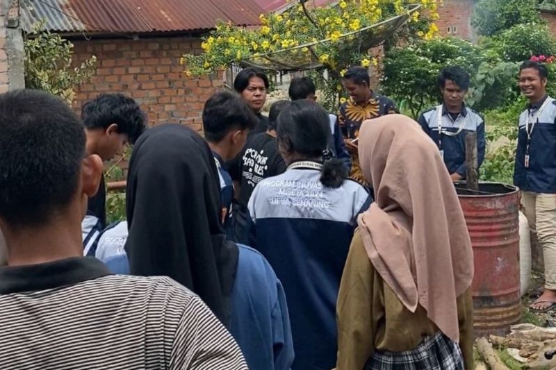 Mahasiswa Unja Ajar Warga Desa Senaning Olah Sekam Padi Menjadi Biochar