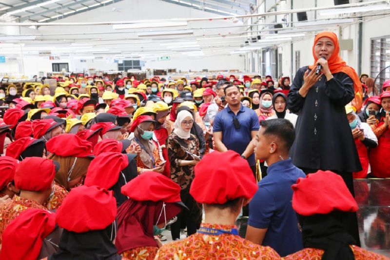 Peran Strategis Perempuan dalam Industri SKT di Jatim