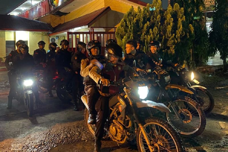 Sejumlah personel gabungan melaksanakan patroli malam di wilayah hukum Polres Belawan, Medan, Minggu (13/10/2024). ANTARA/HO-Polres Pelabuhan Belawan