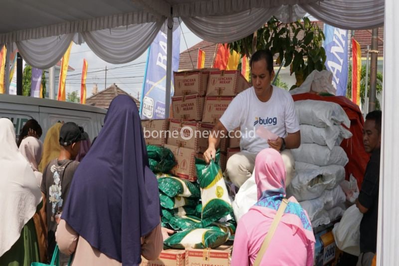 Masyarakat di Kabupaten Gunungkidul, DIY, memadati gerakan pangan murah di halaman Kantor DPP Gunungkidul, pada Senin (14/10). (ANTARA/HO-Humas Pemkab Gunungkidul)