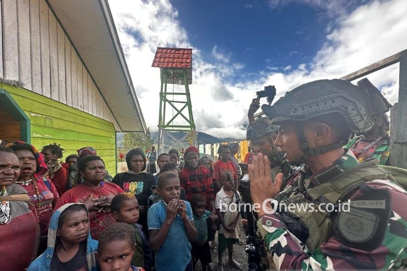 Prajurit TNI Bagikan Sembako kepada Masyarakat di Intan Jaya