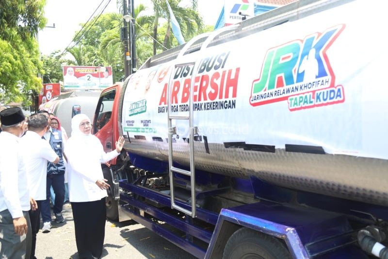 Khofifah Salurkan Bantuan Air Bersih untuk Warga Lumajang