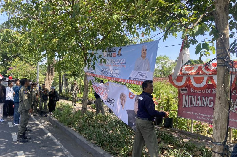 Tim Gabungan Turunkan Alat Peraga Kampanye Melanggar di Denpasar