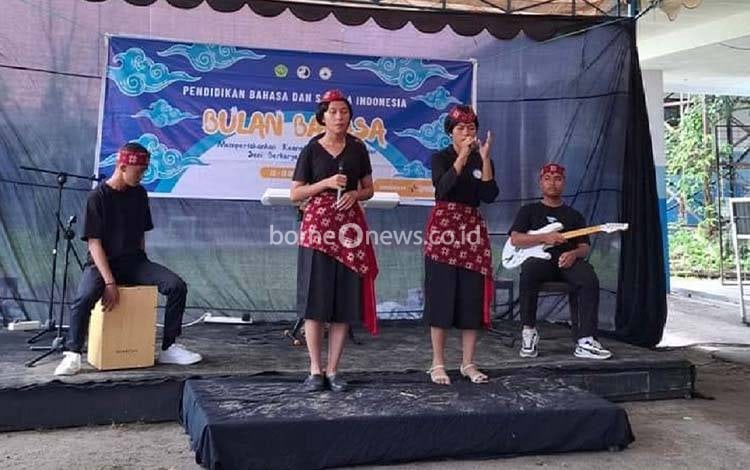 Kreativitas Siswa dalam Musikalisasi Puisi di Bulan Bahasa PBSI FKIP UPR
