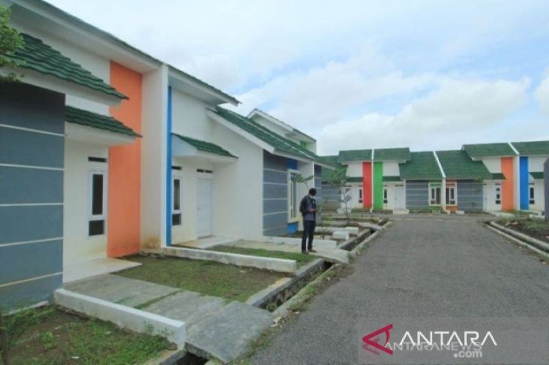 Warga berdiri di lokasi pembangunan perumahan bersubsidi di Indramayu, Jawa Barat. ANTARA FOTO/Dedhez Anggara/aww/pri.