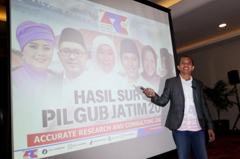 Direktur ARCI Baihaki Sirajt saat paparan survei Pilkada Jatim di Surabaya, Senin (14/10/2024). (ANTARA/HO-ARCI)