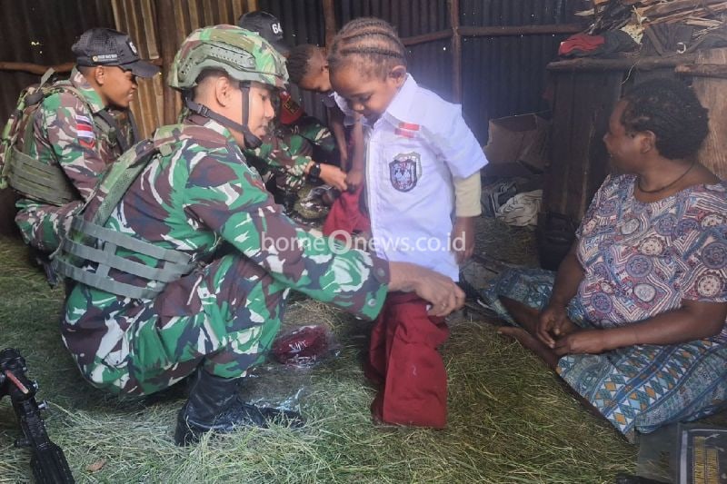 TNI Salurkan Seragam Sekolah dan Pakaian Layak di Kurima