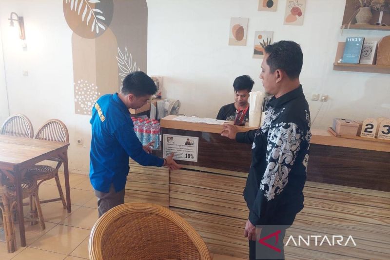 Kejaksaan Negeri OKU Pasang Stiker Pajak 10 Persen di Restoran