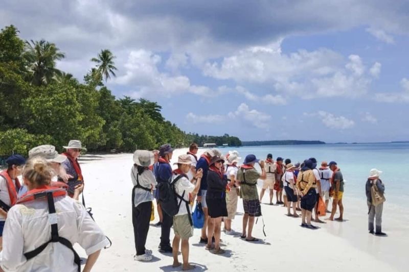 Kunjungan Kapal Pesiar ke Pantai Ngurbloat Raih Antusiasme Wisatawan