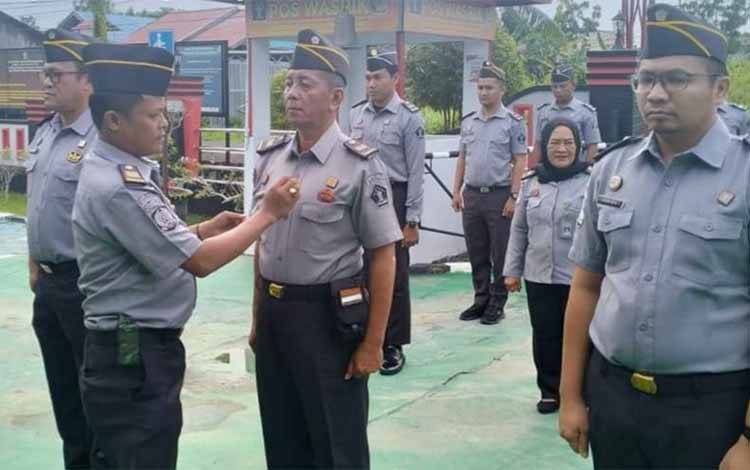 Kepala Rutan Kapuas Periksa Kerapaian Pegawai untuk Tingkatkan Disiplin Berpenampilan