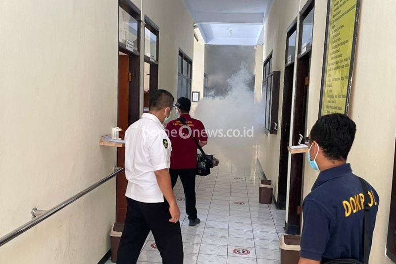 Kepolisian Trenggalek Lakukan Pengasapan Cegah Demam Berdarah