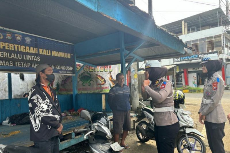 Sosialisasi Tertib Lalu Lintas untuk Tukang Ojek di Mamuju