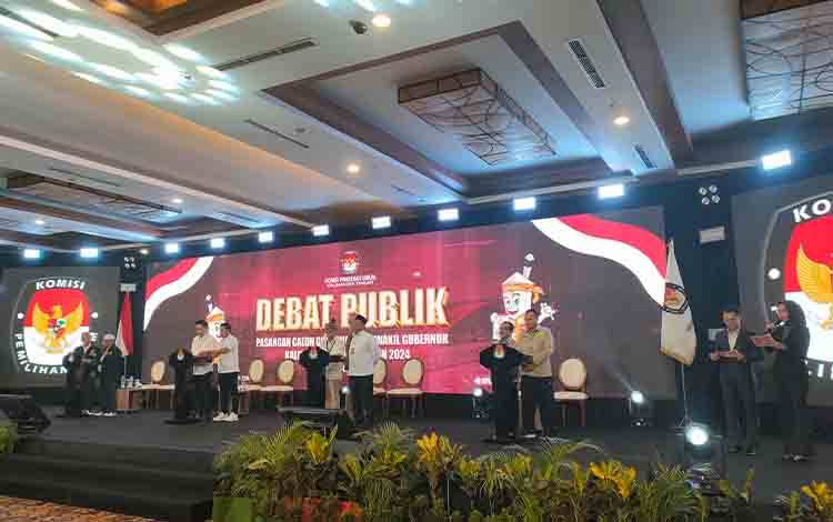 Keempat Paslon Calon Gubernur dan Wakil Gubernur Kalteng hadir dalam kegiatan debat perdana. (FOTO: PATHUR)