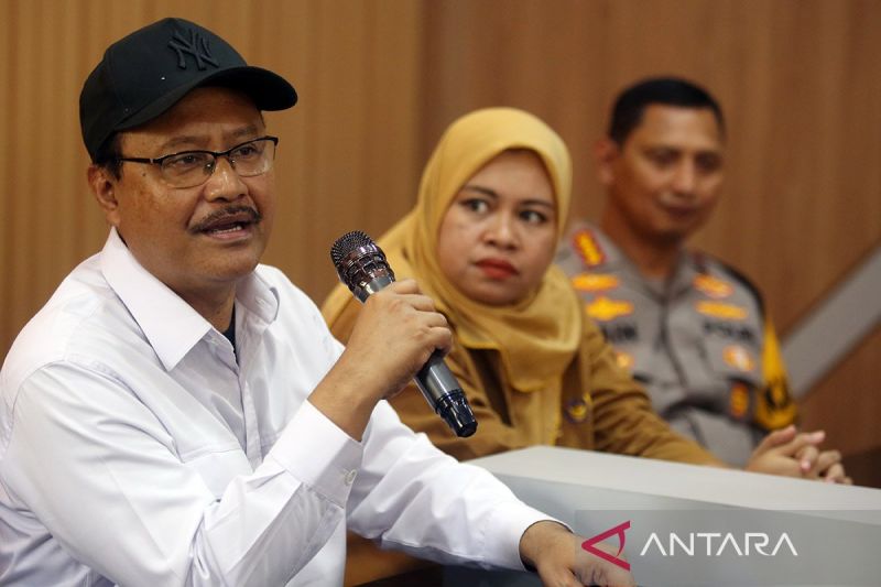 Social Affairs Minister Saifullah Yusuf (left). (ANTARA FOTO/Muhammad Iqbal/aww/am)