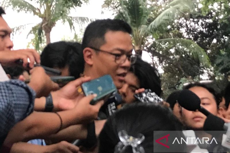 Deputy chairperson of Gerindra Party, Sugiono, delivering a press statement after a meeting with President-elect Prabowo Subianto in Jakarta on Monday (October 14, 2024). (ANTARA/Genta Tenri Mawangi/Walda Marison)