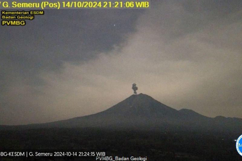 Erupsi Gunung Semeru Mengeluarkan Abu Hingga 900 Meter