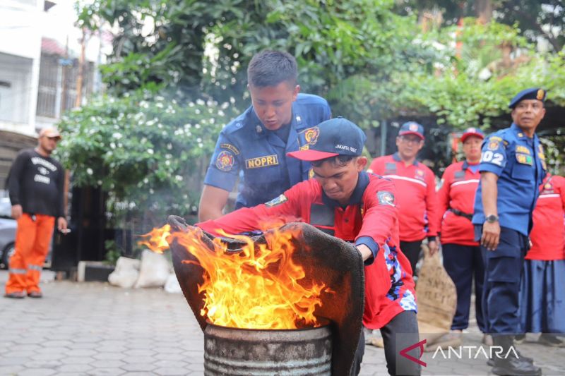 Pelatihan Pemadam Kebakaran untuk Relawan di Petojo Utara Jakarta