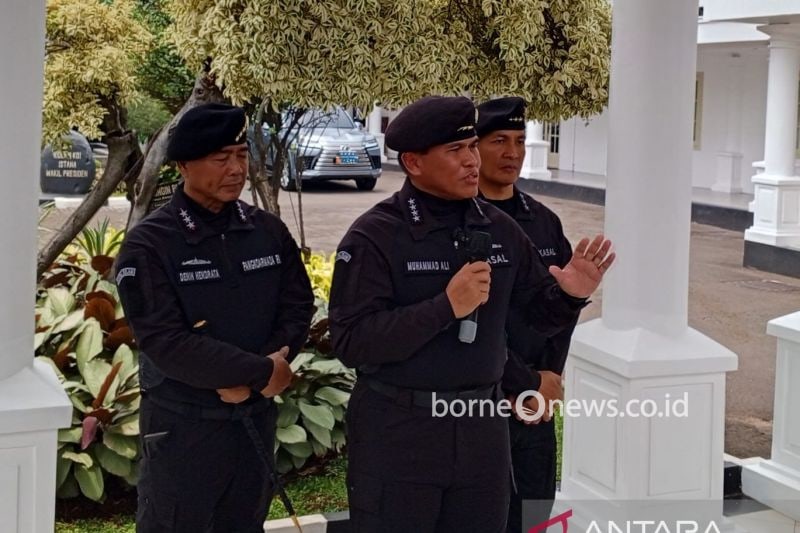 Wapres Ma'ruf Amin Terima Brevet Hiu Kencana dari KSAL