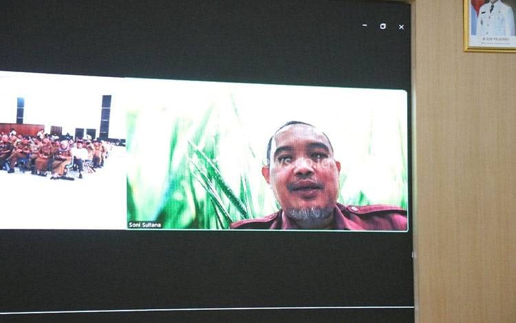 Kepala Kantor Regional VIII BKN, Sony Sultana saat mengikuti rangkaian sosialisasi secara daring, baru baru ini. (FOTO: IST)
