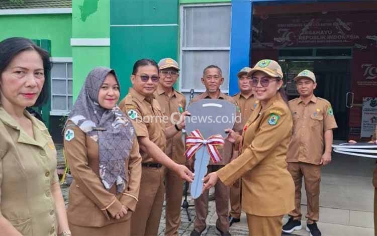 Dinkes Kapuas Serahkan Ambulans dan Pusling Kepada Sejumlah Puskesmas