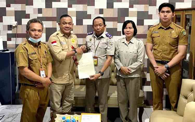 Kantor Pertanahan Barut Serahkan Sertifikat Elektronik Hak Pakai ke Disperkimtan