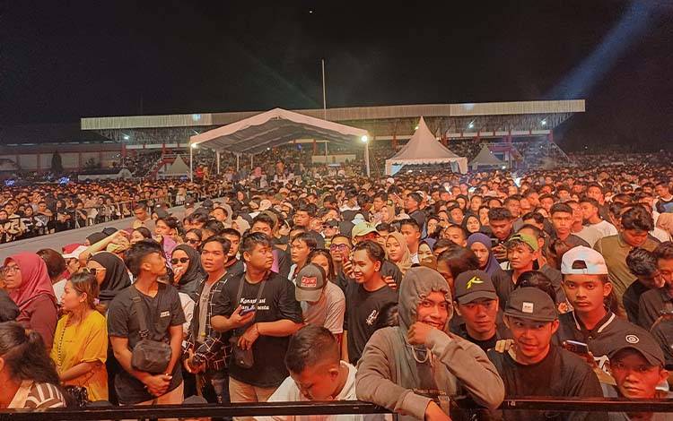 Konser NDX A.K.A di Sampit Dibanjiri 20.000 Penonton