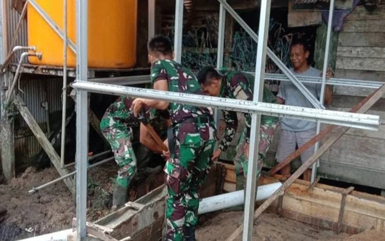 Personel Kodim 1011 Kuala Kapuas saat laksanakan program karya bhakti berupa membangun jambat sehat. (FOTO: IST)