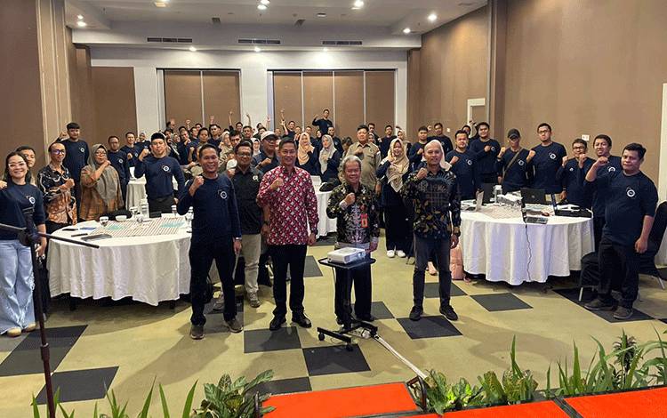 Asisten III Setda Kobar Syahrudin dan Plt Kadiskominfo Kobar Alfan Khusnaini, foto bersama dengan peserta workshop. (FOTO: IST)