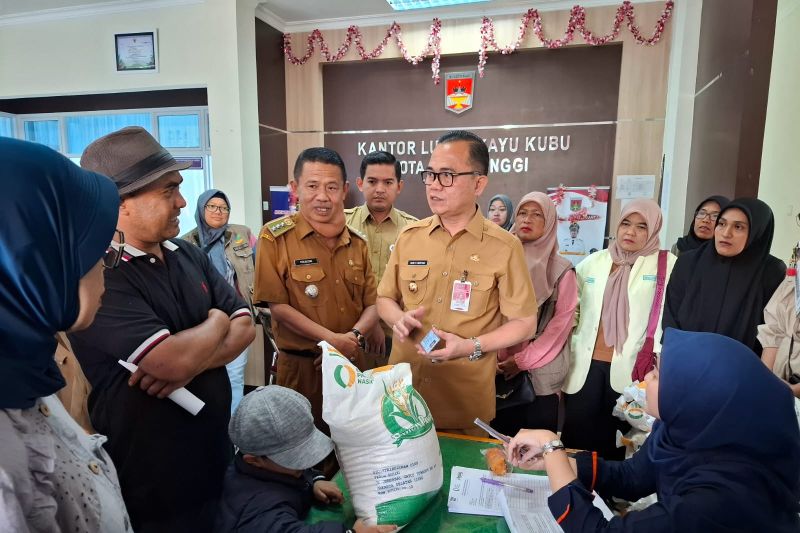 Pemkot Bukittinggi Salurkan 48,76 Ton Beras untuk 4.876 KK