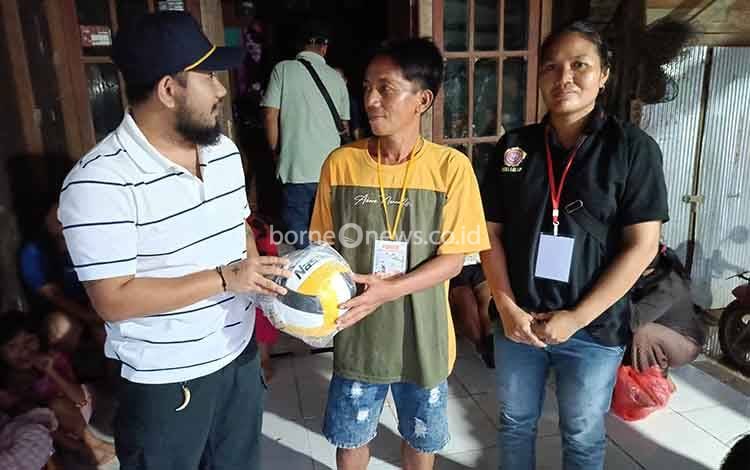 Ketua KNPI Barito Timur Serahkan Bantuan Bola pada Turnamen Voli HUT Ke-16 Desa Lalap