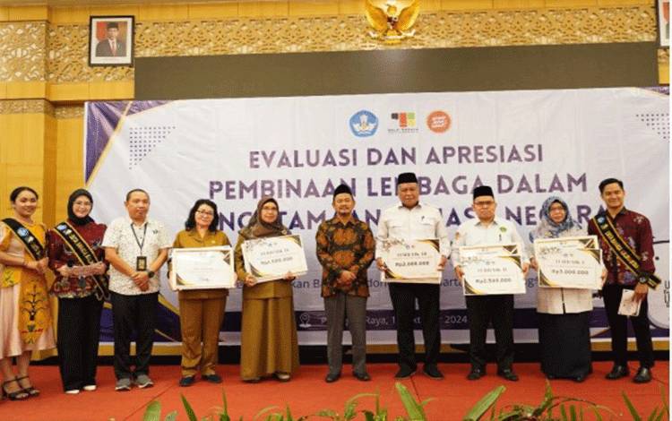 Pengutamaan Bahasa Negara: MTsN 1 Kota Palangka Raya Raih Penghargaan Terbaik I