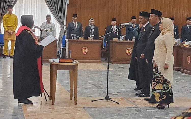 Unsur Pimpinan Definitif DPRD Kobar Resmi Dilantik