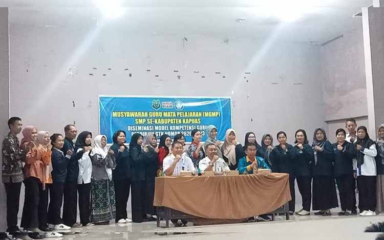 Guru SMP Kapuas Ikuti Diseminasi Kompetensi Guru