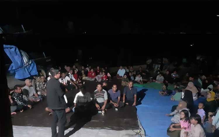 Masyarakat Desa Gantung Pengayuh Antusias Sambut Paslon Ahmad Selanorwanda-H Supian saat Kampanye Terbatas