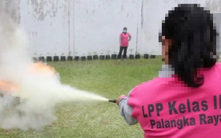 Tingkatkan Kesiapsiagaan, Lapas Perempuan Palangka Raya Gelar Simulasi Penanganan Kebakaran