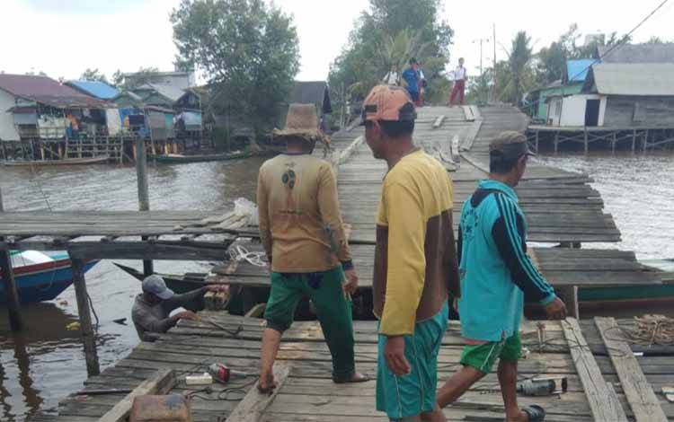 Jembatan Rusak, Warga Desa Palampai Gotong Royong Perbaiki