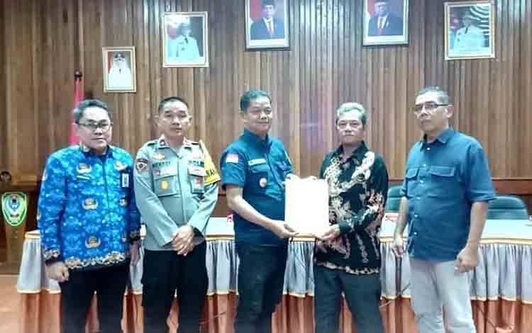 Pj Bupati Seruyan Serahkan SK Calon Petani Kepada Dua Koperasi di Kecamatan Hanau