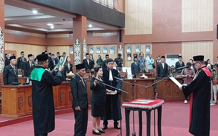 Ketua dan Wakil Ketua DPRD Palangka Raya Dilantik