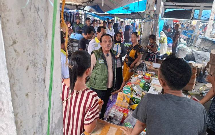 Abdul Razak Blusukan di Pasar Kamis Pulang Pisau