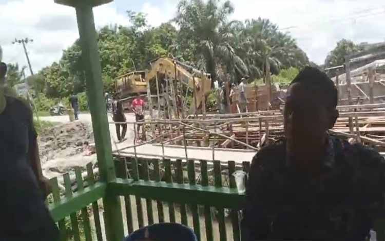 Warga Tatas Swadaya Bangun Jalan Alternatif dan Keluhkan Minimnya Perhatian Pemerintah