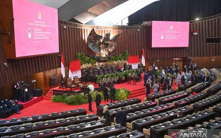 Gibran Berbalut Jas dan Pakai Kopiah Hitam Tiba di Gedung Nusantara