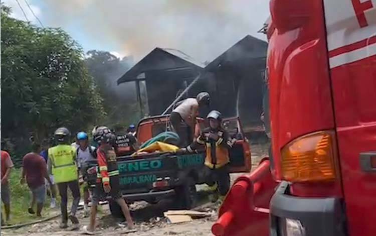 Ruko Tiga Pintu di Pahandut Seberang Terbakar