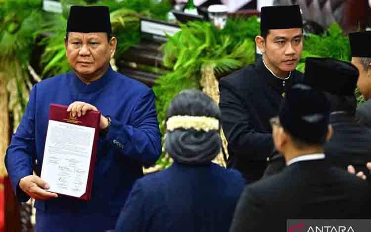 Presiden Prabowo Subianto (kiri) dan Wakil Presiden Gibran Rakabuming Raka (kanan) menerima berita acara pelantikan mereka dari pimpinan MPR pada Sidang Paripurna MPR di Gedung Nusantara, Kompleks Parlemen, Senayan, Jakarta, Minggu (20/10/2024). Prabowo Subianto dan Gibran Rakabuming Raka dilantik sebagai Presiden dan Wakil Presiden Republik Indonesia masa bakti 2024-2029. ANTARA FOTO/Rivan Awal Lingga/aww.