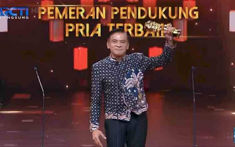 Terima Penghargaan, Aktor Donny Damara Gunakan Batik Sawit